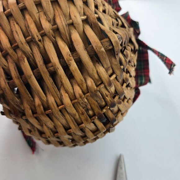 VTG Christmas Handwoven Hand Embroidered Wicker Basket Lidded Hearts*Read - Picture 6 of 12
